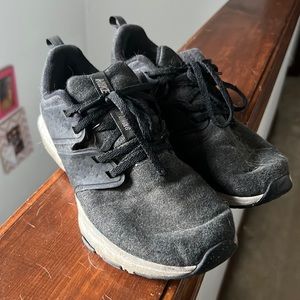 nike size seven tennis shoe